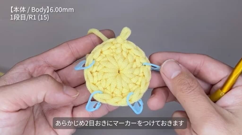 1段目編み終わり　2目おきにマーカーをつけておきます