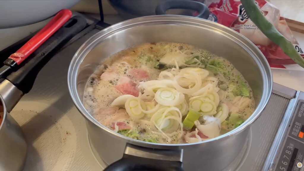 豚肉やえのきと一緒に煮込みます