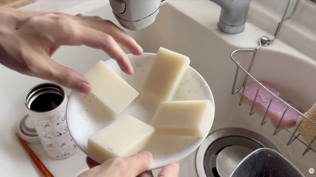 お餅は水にくぐらせてから電子レンジへ