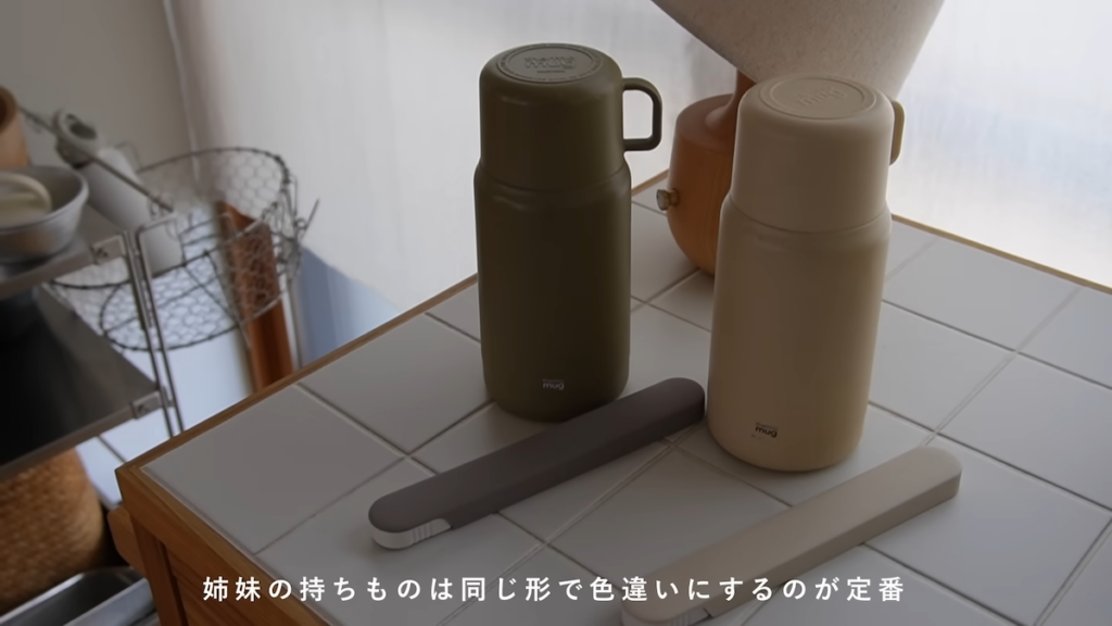 姉妹の持ちものは、同じ形の色違いを2つ用意