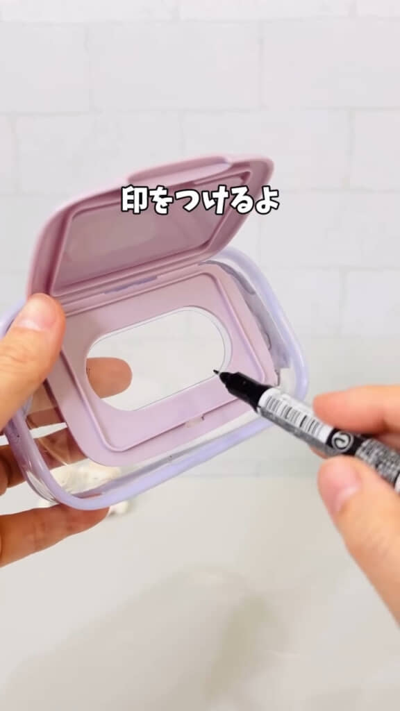 まずはフタの穴に合わせて印を付けます