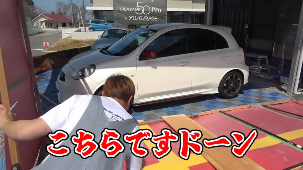 嬉しそうに車を披露する父親