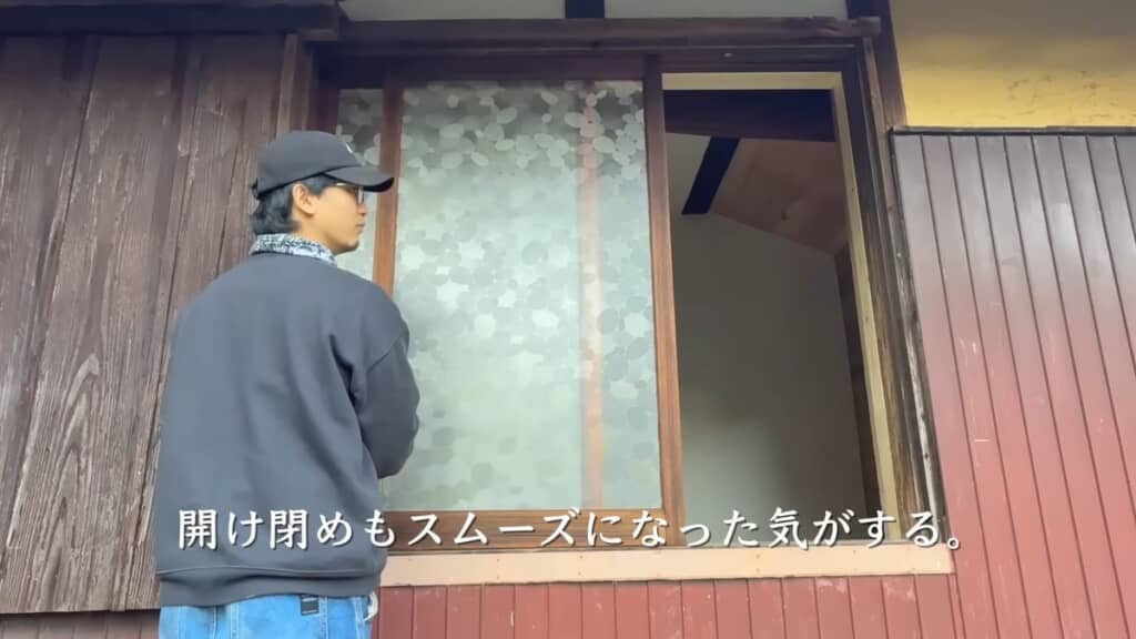 枠を塗装した窓ガラスを元の位置に戻す