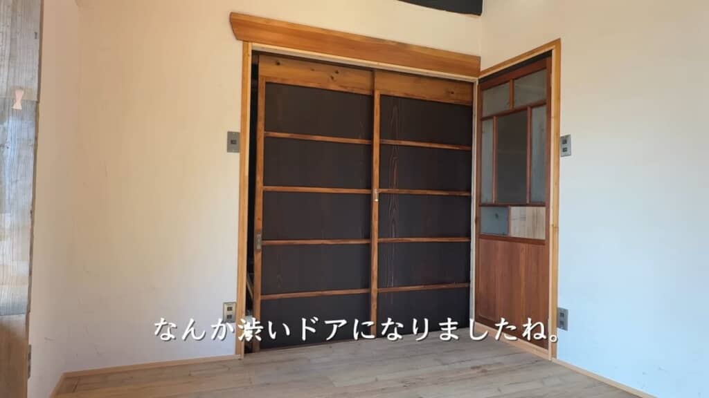 濃い茶色のスライド式ドア