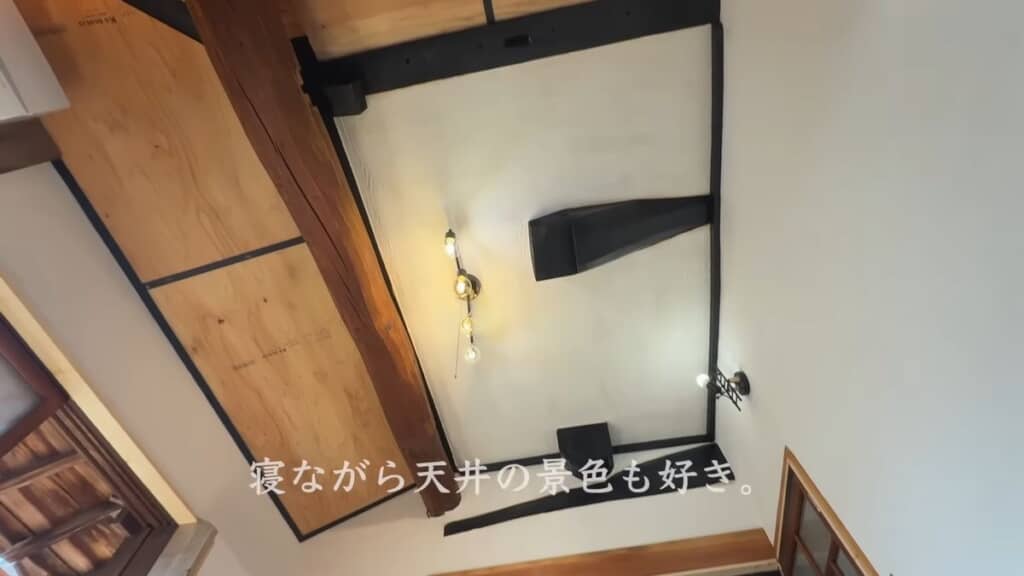 梁と照明が映える天井