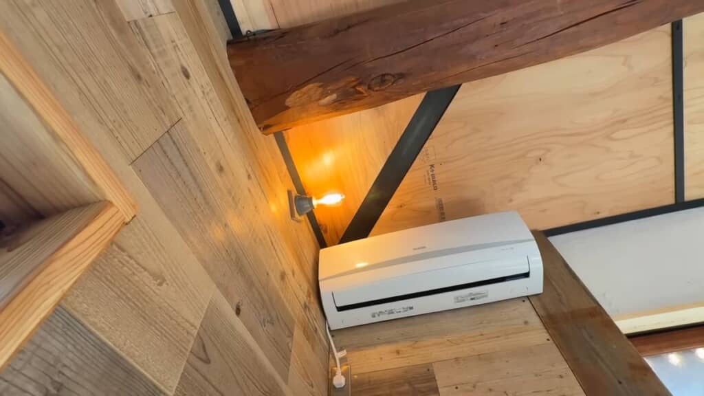 エアコンの近くに設置したオレンジ色の照明