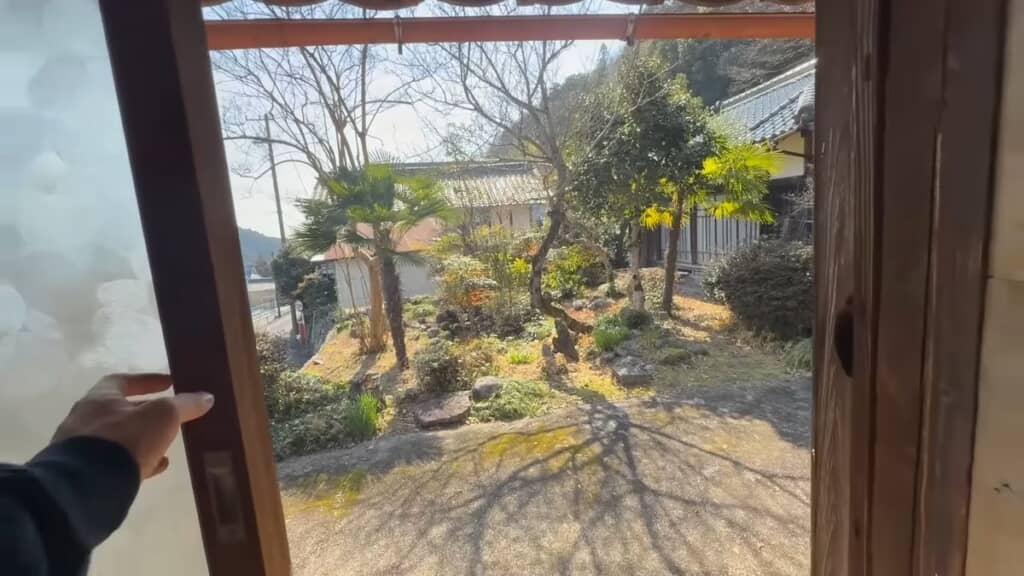 窓から見える庭