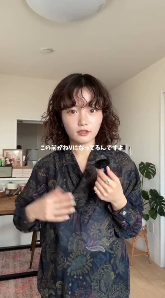 ダークグリーンのブラウス