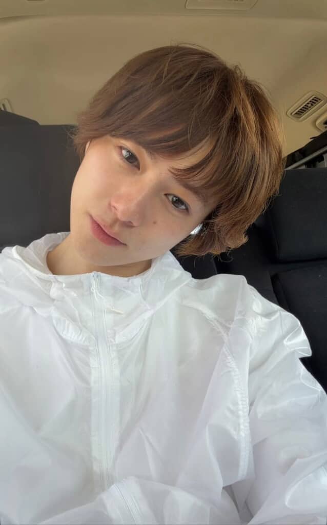 ちょっとのぞき込むような姿は女性っぽく見える