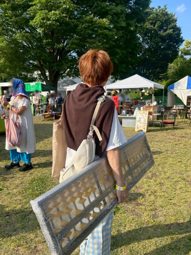 プチプチ緩衝材に入れて運ぶ様子
