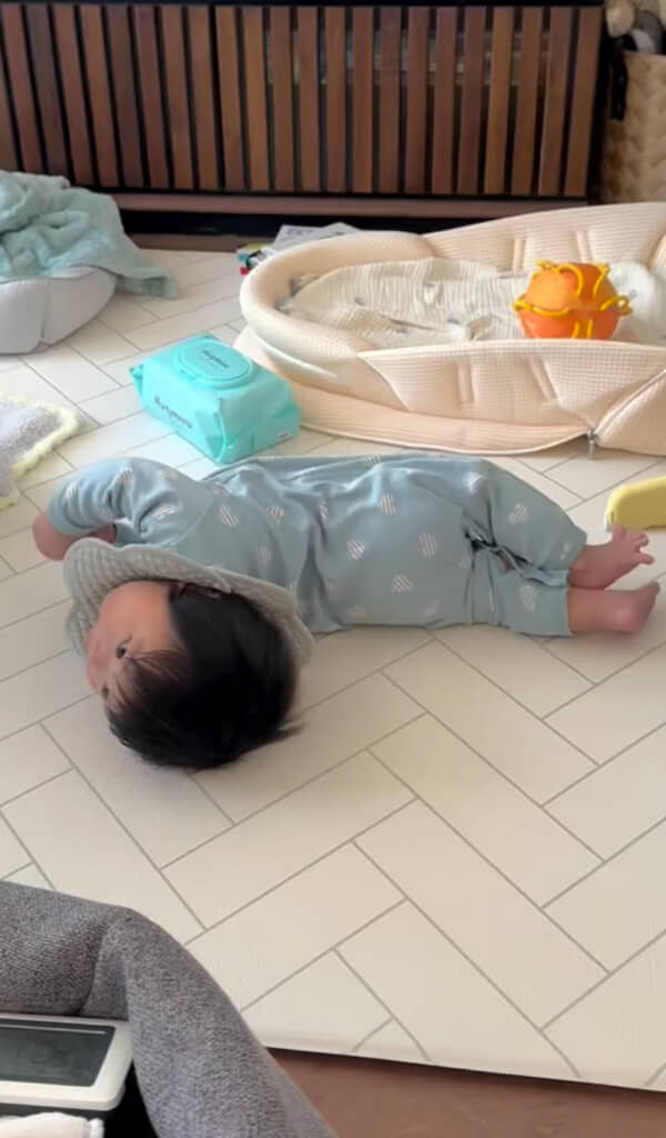 寝返り練習中の息子くん