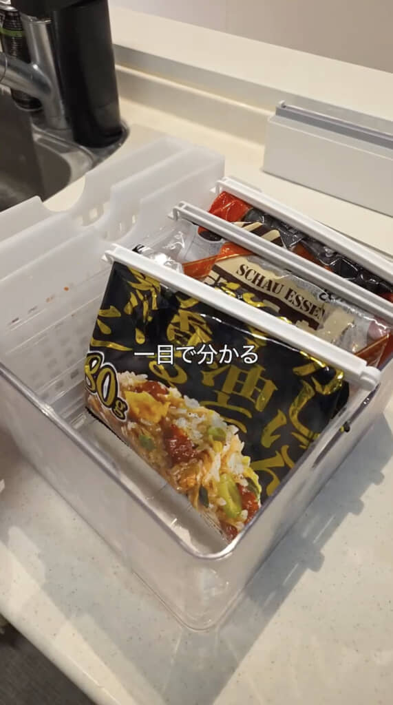 トレーに立てて収納