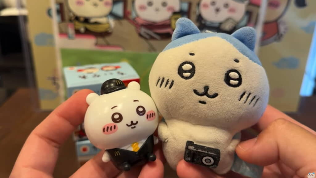 ぬいぐるみと比べるとこんな感じの大きさです