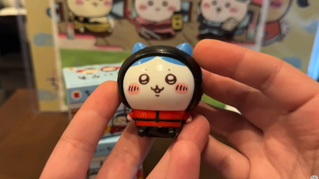 ヘルメットを被ったハチワレさん