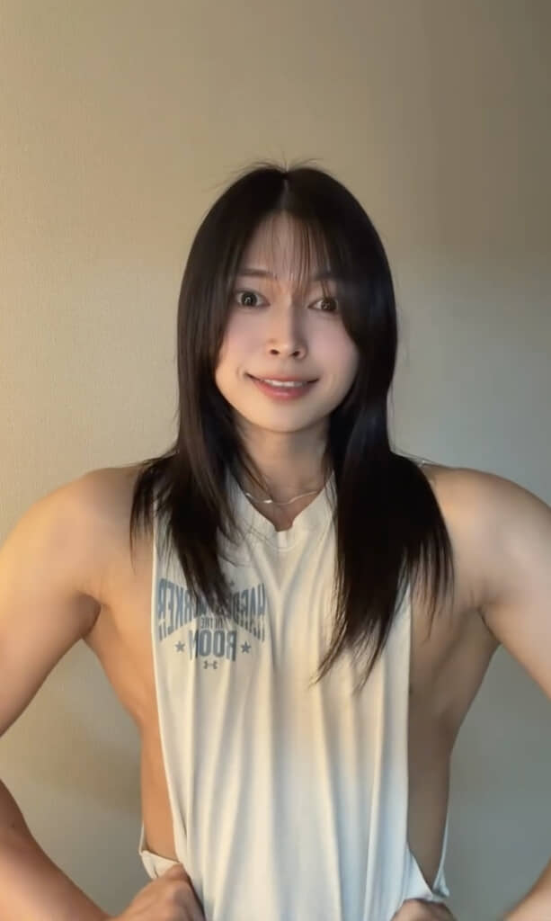 顔と上半身のギャップがすごい……！