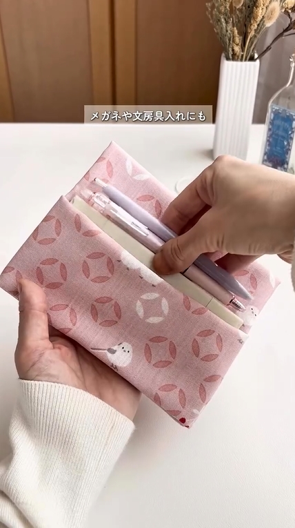 手ぬぐいで作ったポーチにペンを入れてる