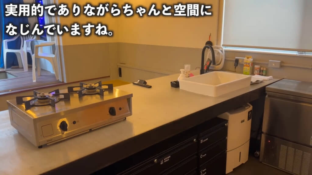 カウンター下には収納ボックスも