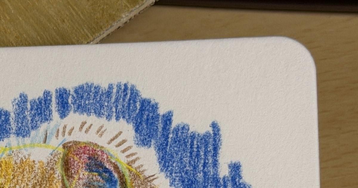 ダイソーのコースターに“超安物の色鉛筆”で描いたら……「これはすごい!」 驚きの仕上がりに「ゴッホかと思った」(1/2) | 絵画 ねとらぼ
