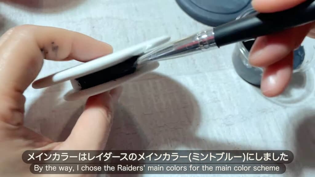 ボンドで組み合わせたパーツには、シルバーを混ぜて光沢感をプラス