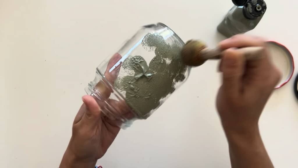 ラベルを剥がした瓶に塗料を塗ります