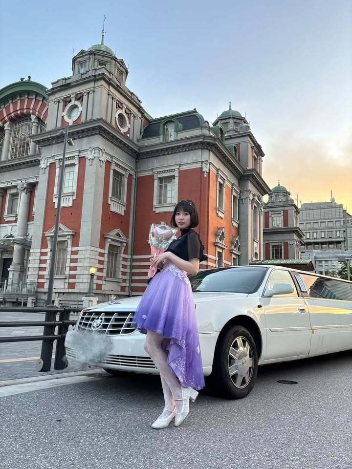 すてきなカラーのドレスに変身