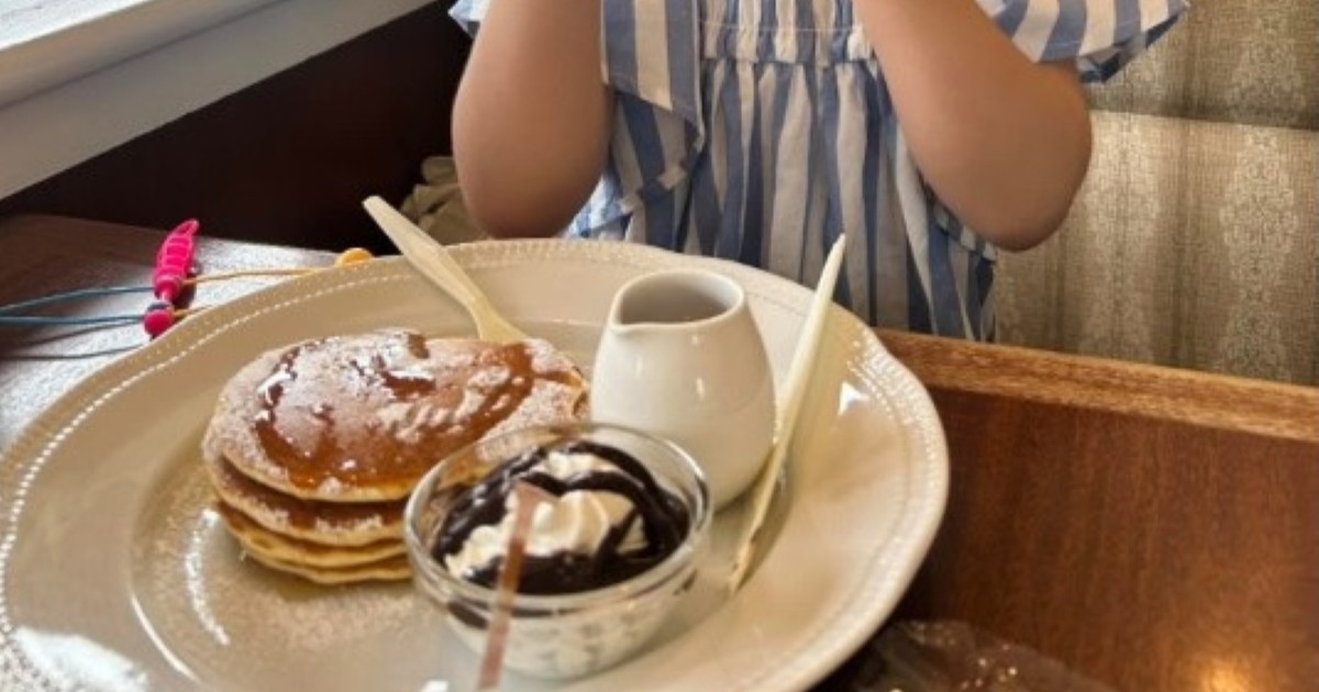 娘がロイホで初めてパンケーキを食べたら……「わーこれはいい写真」 最高すぎる表情が60万表示「CMに採用決定です!」(1/2) | 育児 ねとらぼ