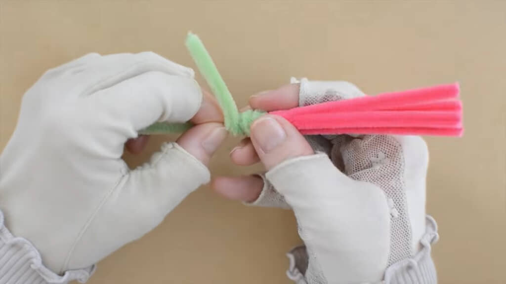 グリーンのモールをグルグル巻く様子