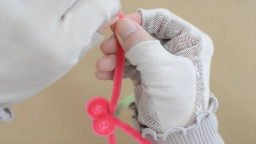 外側からモールを巻くと花びらに