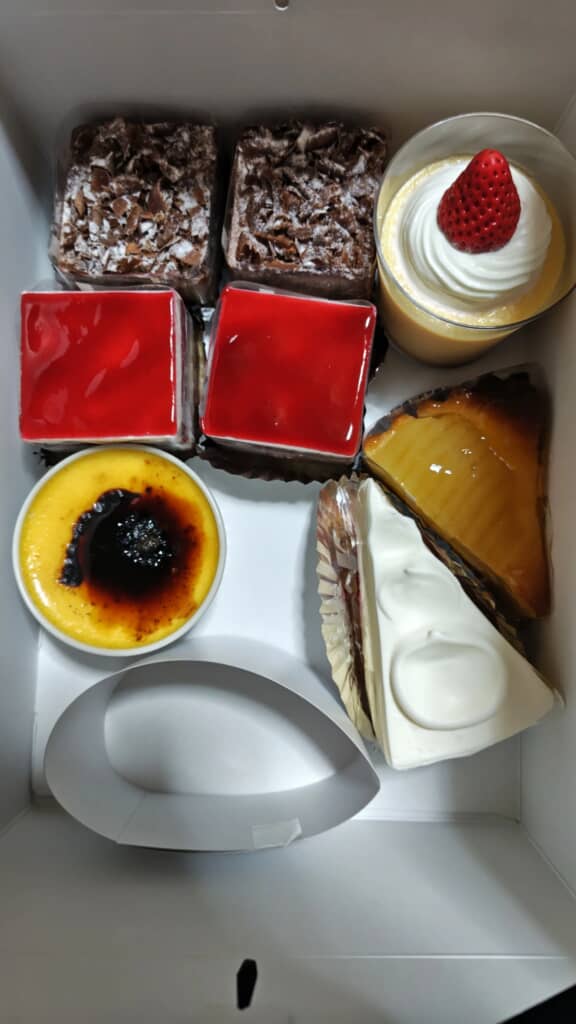 1人4個ケーキを食べることになりました