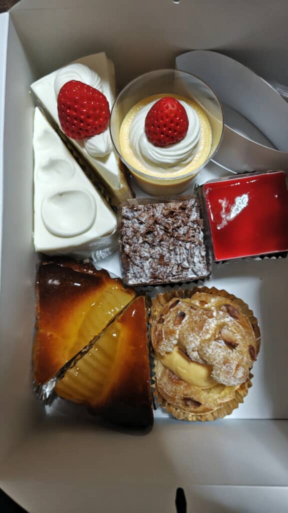 偶然にも母とおばあちゃん、同じ店でほぼ同じケーキを買っちゃった！