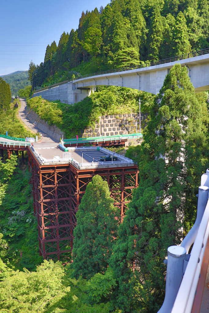 遠くから見るとビルの屋上のような高さ