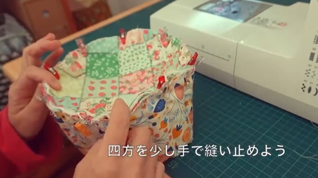 底と側面を手で縫い止めます