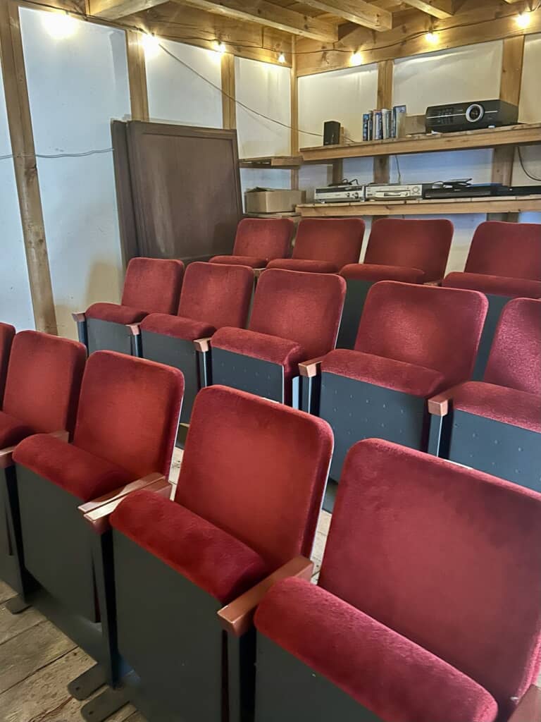 投稿者の兄が調達したイスと機材を使って作り上げたプライベートミニシアター