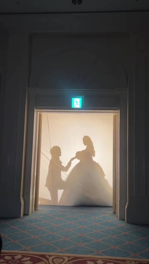 新婦の手を取り