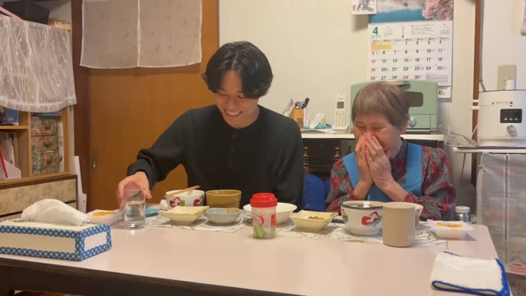 プレゼントがあると聞いて驚くおばあちゃん