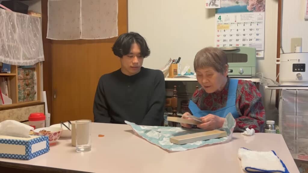 プレゼントはお箸としおりです