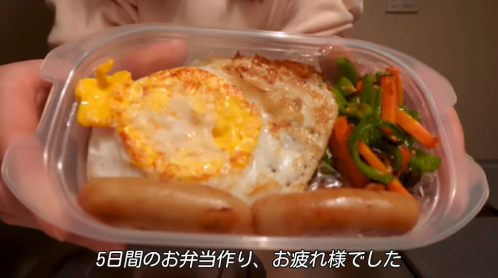 朝食も兼ねて目玉焼きをのせました◎