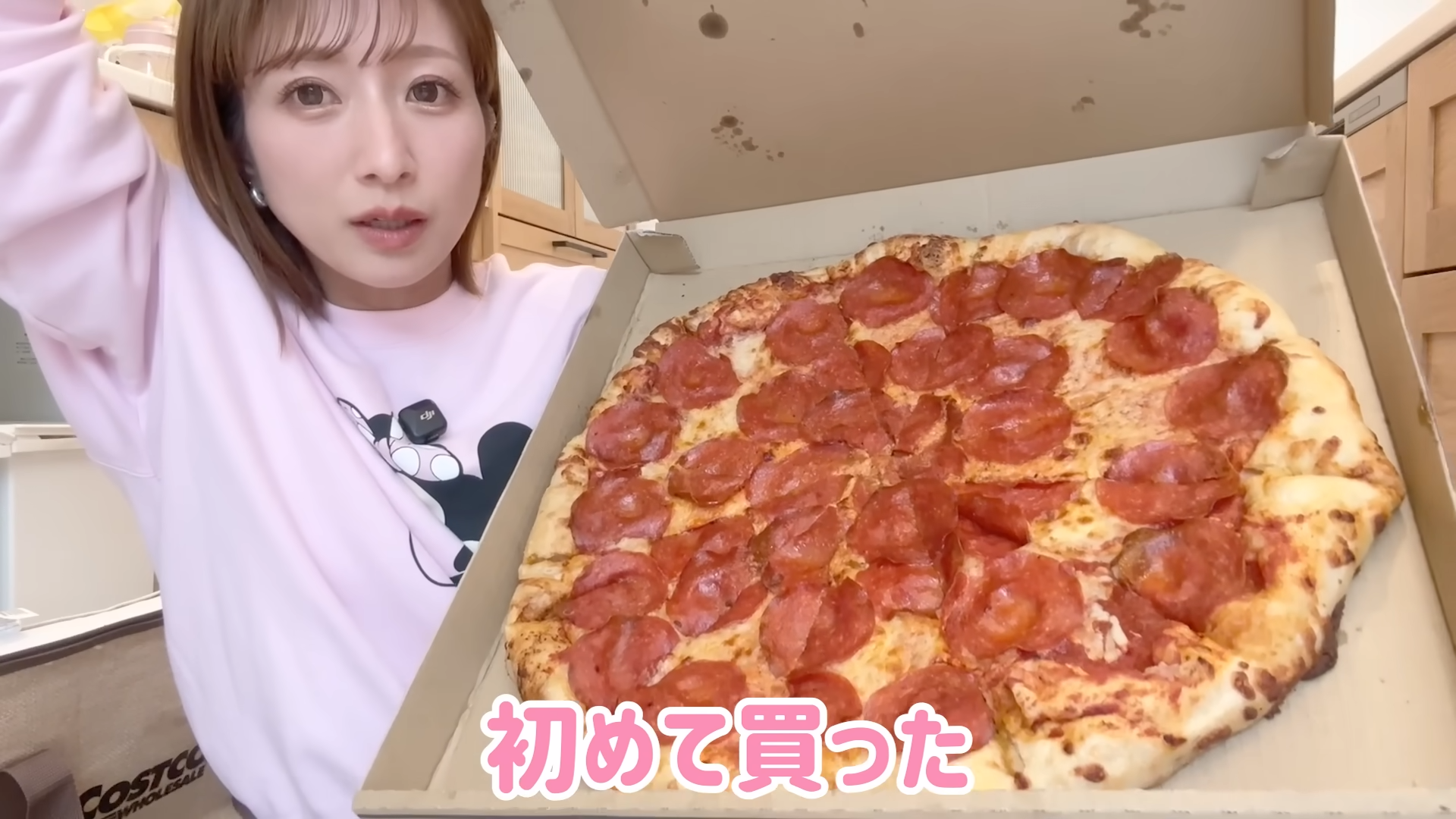大きなピザを抱えた辻さん（画像はYouTubeから）