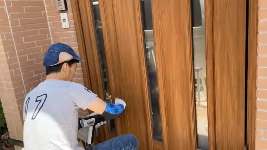 ドアの取っ手を外してシートを張る
