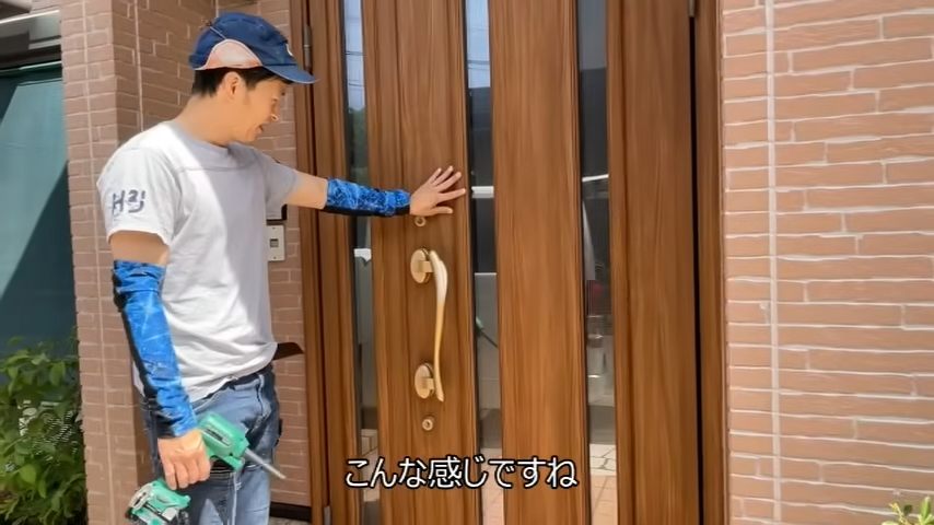 新品のようになった玄関ドア
