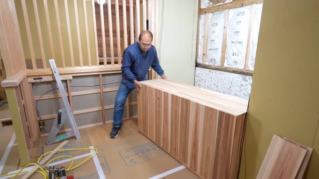 背面に杉板を張り付けた収納棚