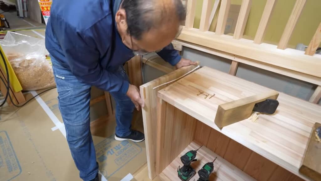収納棚の側面に檜の集成材を貼り付ける