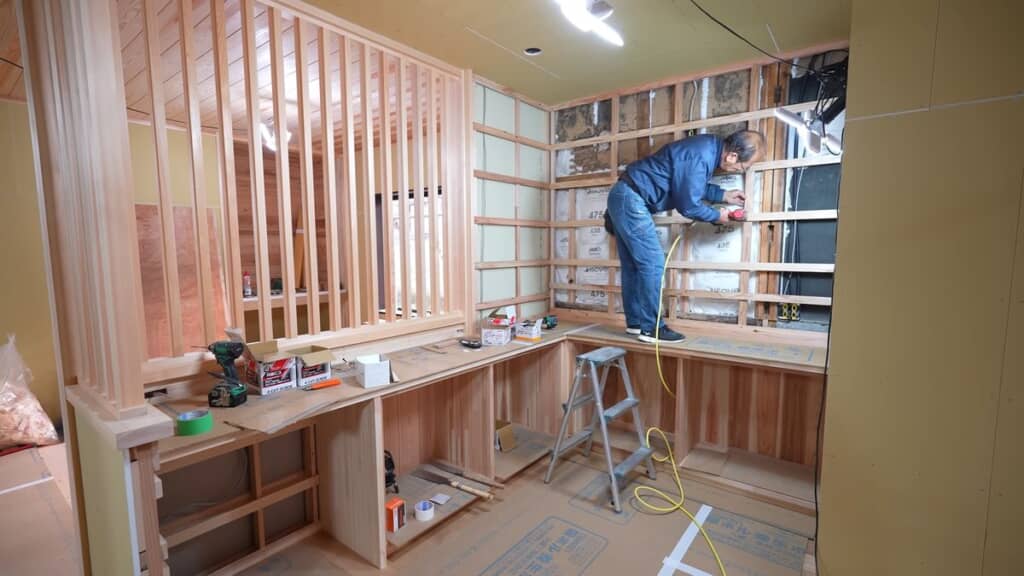 部屋の壁面に下地材を組む様子