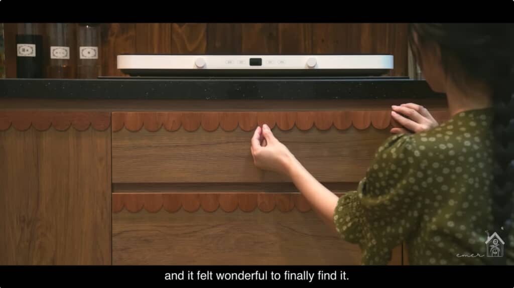 リメイクシートの上に、かわいい木製パーツを貼ります