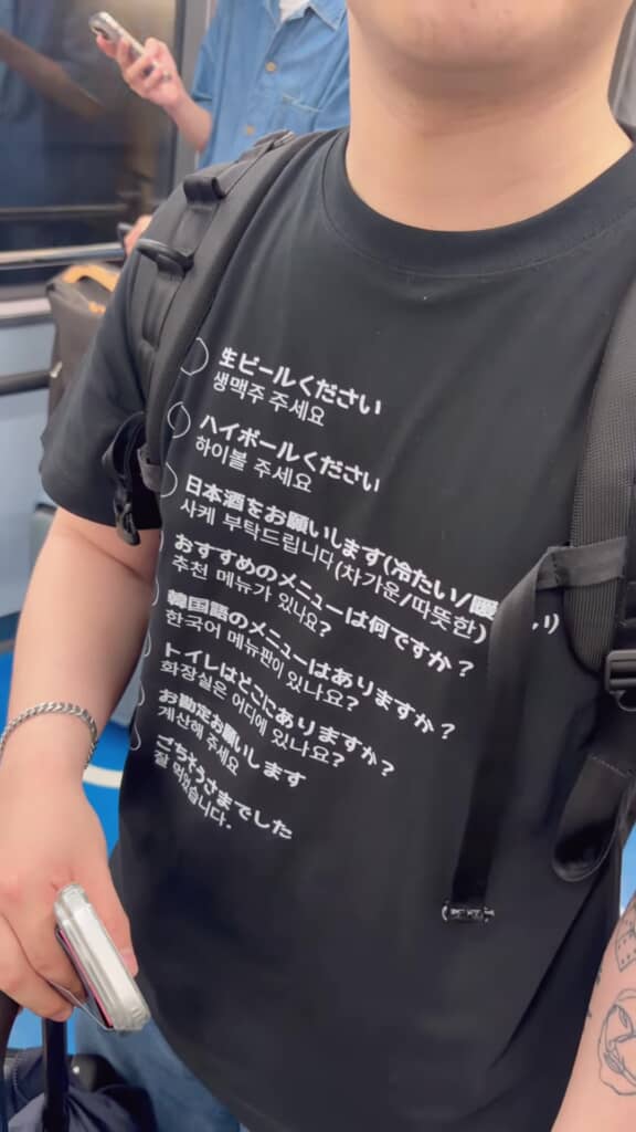 ユニークなTシャツを着た男性
