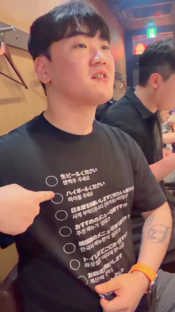 ハイボールを頼む男性