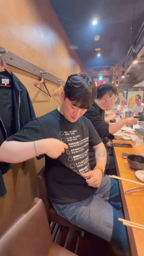 何を注文しようか考えている男性
