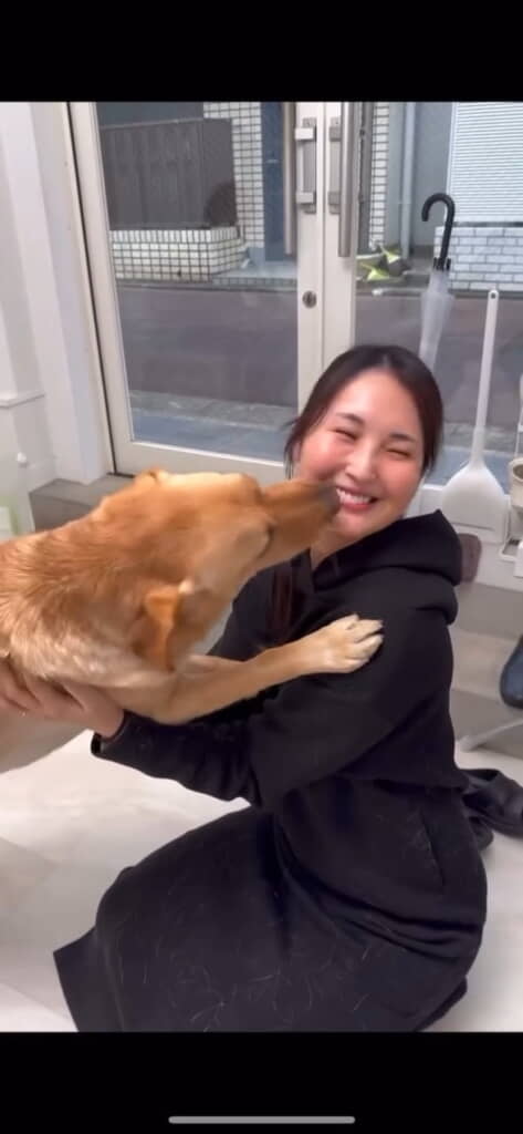 ワンコになめられまくり笑顔の高江洲さん