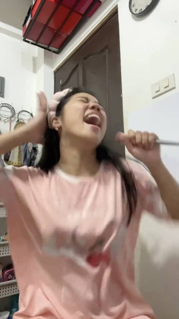 突然歌い出します！