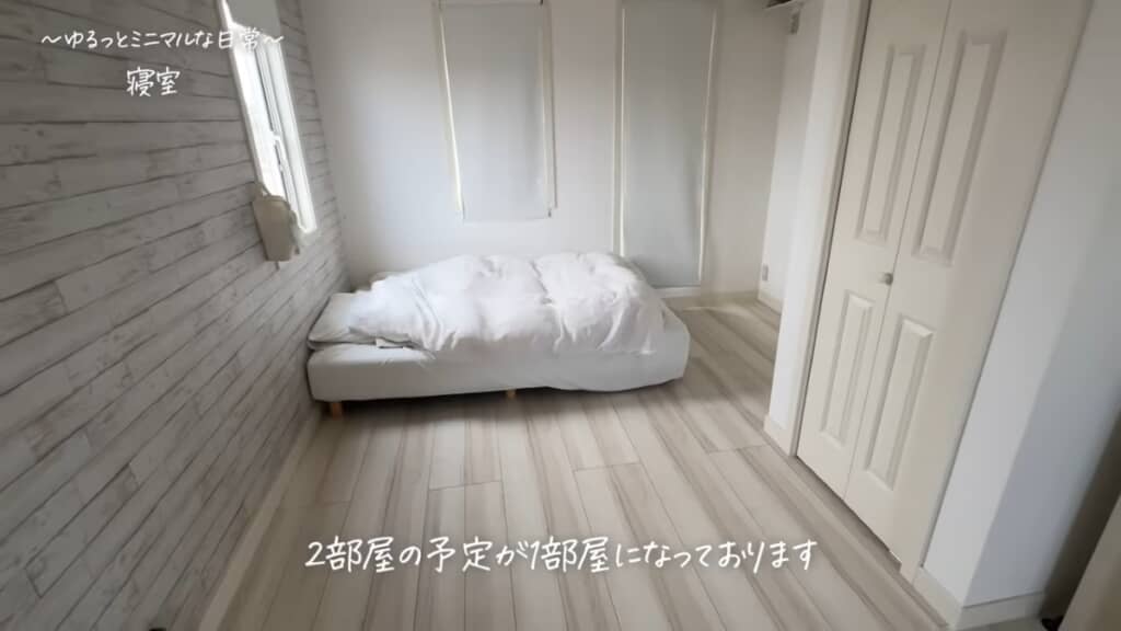 寝室もごくシンプル